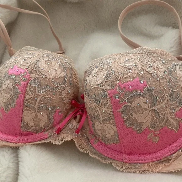 New never worn Victoria  secert bra size 32 c very sexy push up - Picture 4 of 11